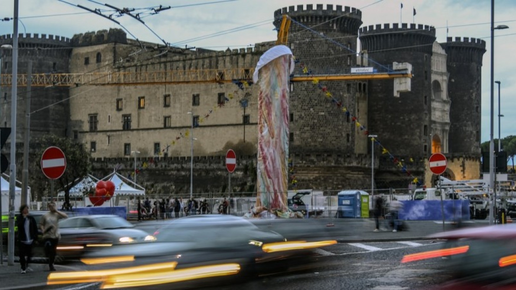 L’ICONA DI PULCINELLA A FORMA DI FALLO FA DISCUTERE I NAPOLETANI