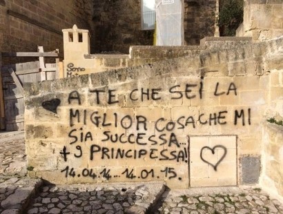 MATERA, VANDALI SFREGIANO I SASSI