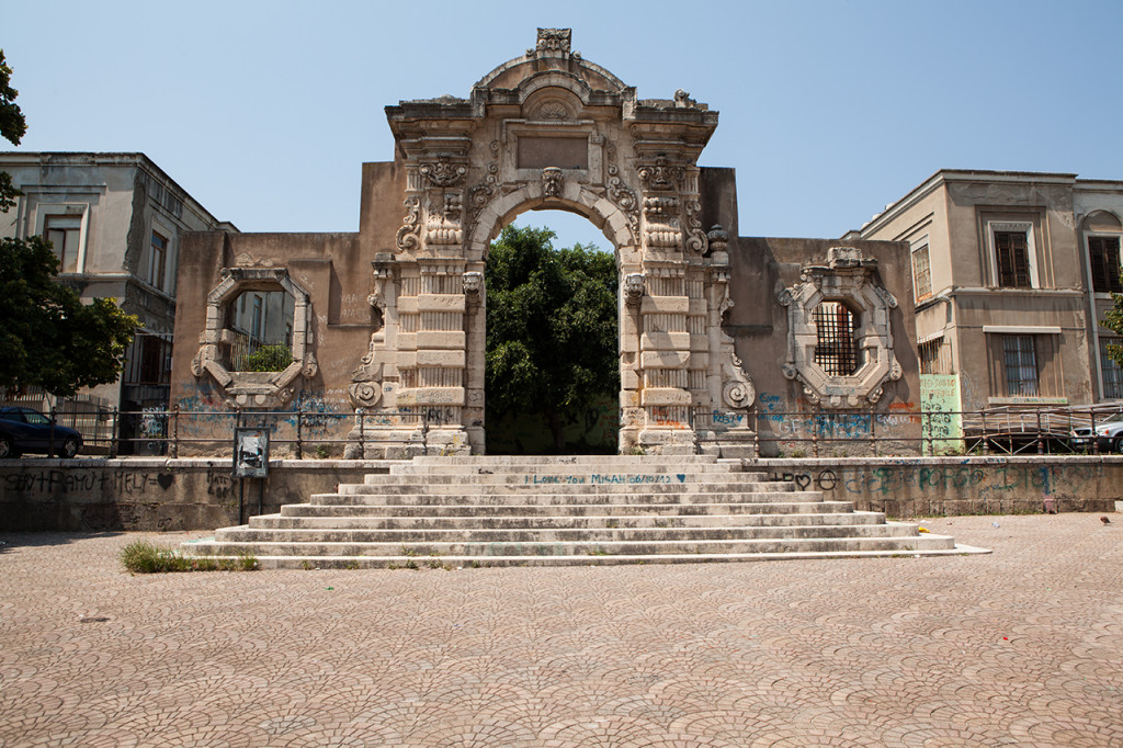 Messina, Piazza Casa Pia, Porta Graziella: la porta barocca è oggetto quotidiano di atti vandalici.