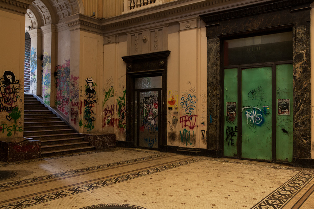 Messina, le scritte deturpano i muri della Galleria Vittorio Emanuele III.