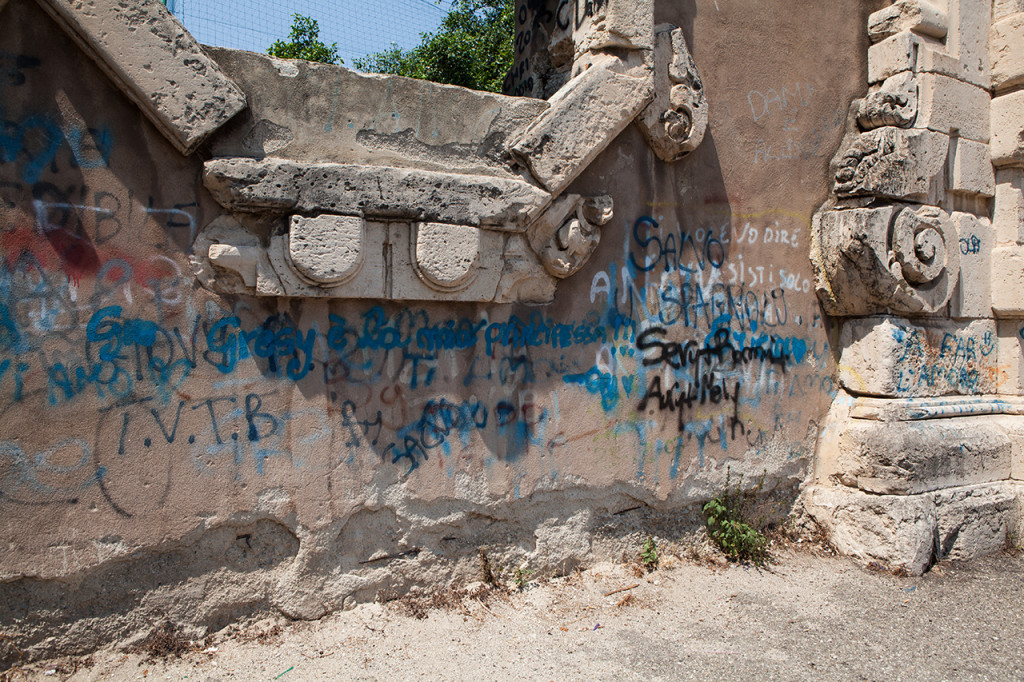 Messina, Piazza Casa Pia, Porta Graziella: scritte vandaliche.