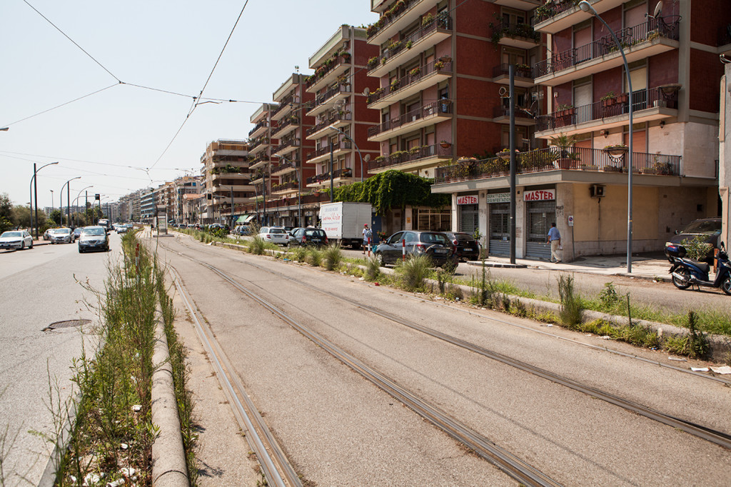 Messina, Linea del tram: sporcizia e abbandono lungo la linea tramviaria.