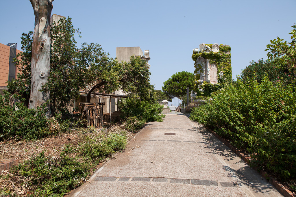 Messina, giardino del museo regionale con i resti architettonici della Messina pre terremoto.