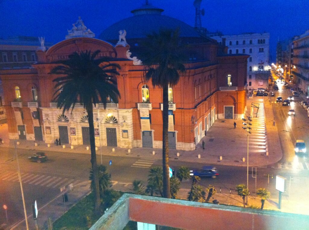 BARI, IL TEATRO ROSSO