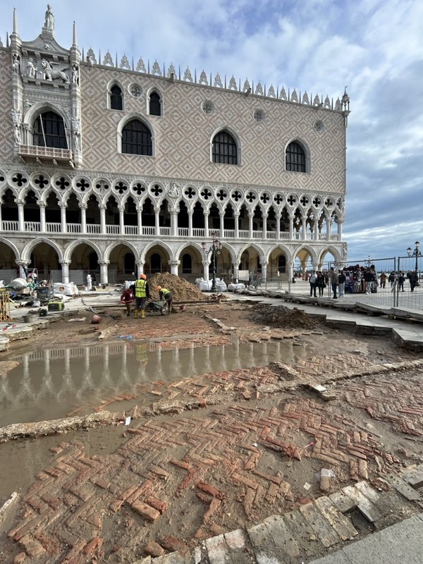 VENEZIA - PIAZZA S.MARCO: L'ANTICA PAVIMENTAZIONE ANTICA ALLO SCOPERTO!