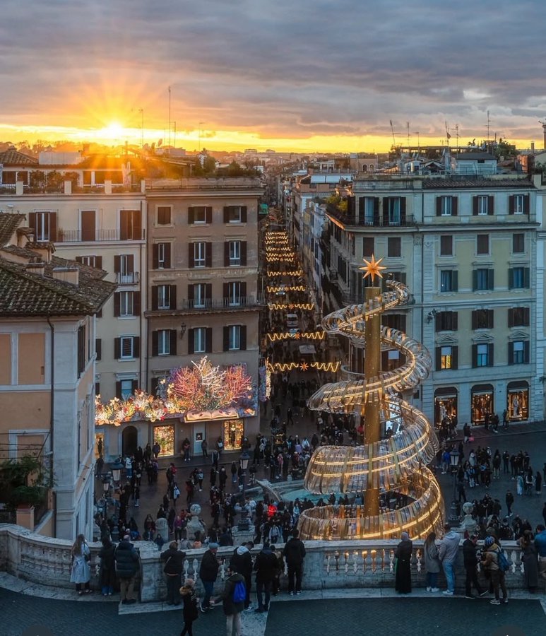 ROMA, L'ALBERO DI PIAZZA DI SPAGNA