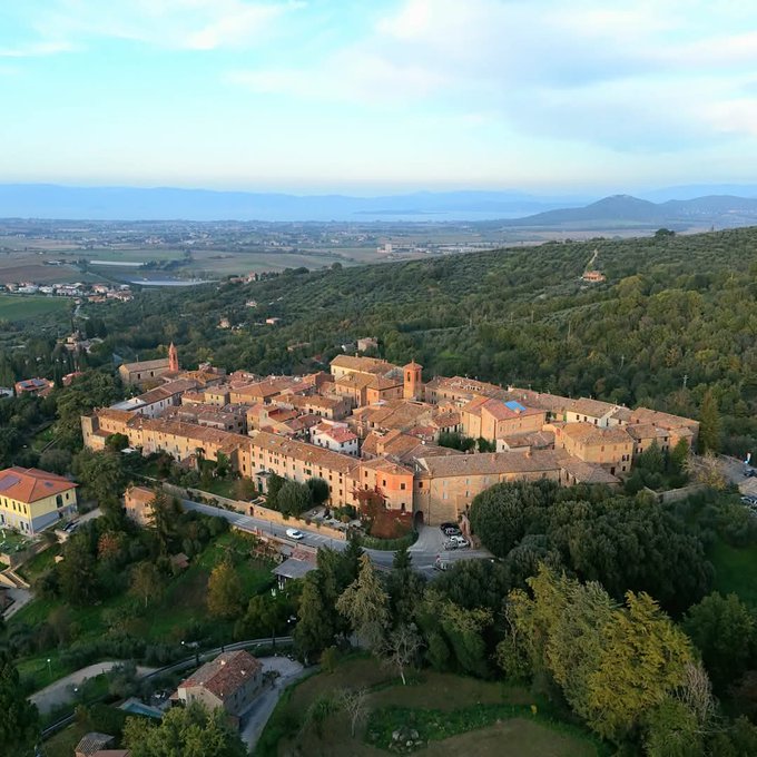 IL BORGO DI PACIANO (PERUGIA)